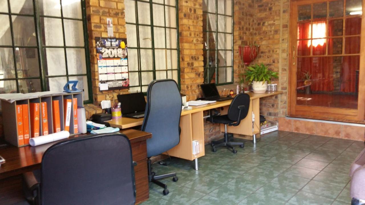 Pride Rock Accommodation Middelburg  Bagian luar foto